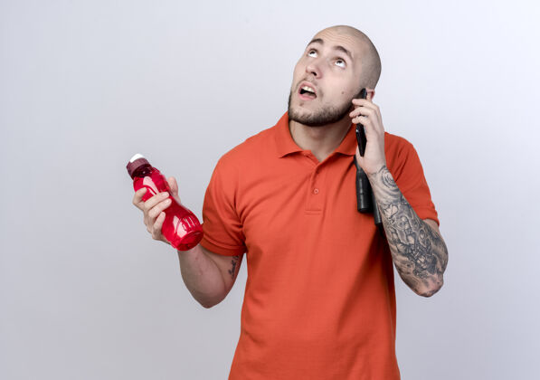 纹身看着一个拿着水瓶 在电话里说话的年轻人瓶子男人起来