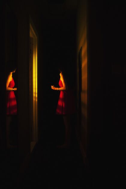 光家里的年轻女子带着神秘的室内灯室内房间照明