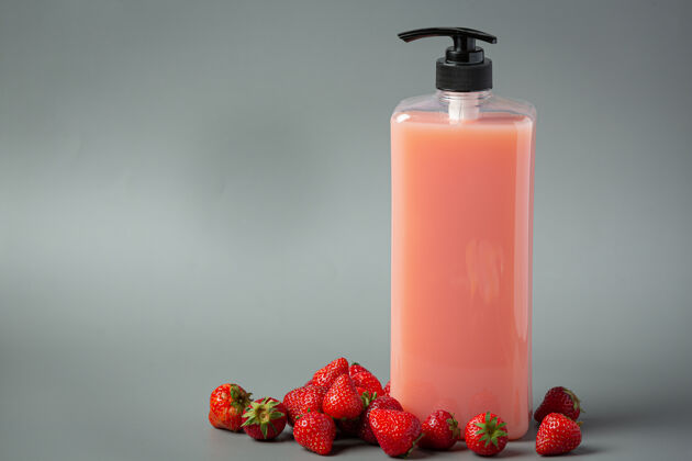 食品白色表面草莓香波化妆瓶红色美容肥皂