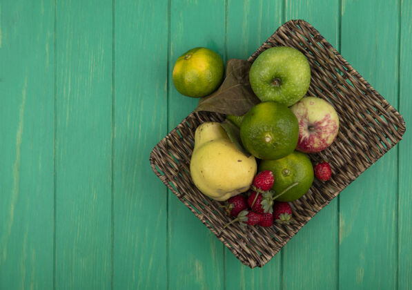 苹果顶视图临摹空间橘子与梨苹果和草莓在绿色墙上的篮子橘子梨橘子