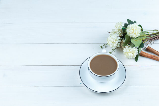咖啡高角度观赏咖啡杯 以肉桂色白色木板为背景水平大笑早晨花
