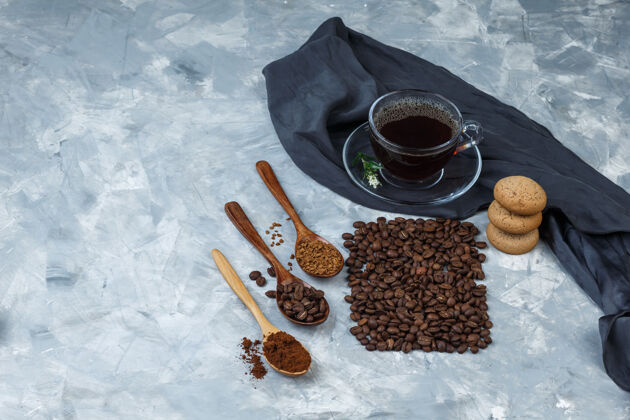 休息高角度看咖啡豆 一杯咖啡加咖啡豆 速溶咖啡大理石勺子拿铁