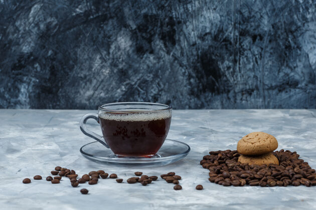 乐趣关闭咖啡豆与咖啡杯 饼干在深蓝色和浅蓝色大理石背景水平香味女性
