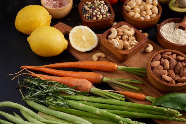 水果不同的蔬菜 种子和水果放在桌子上平放 俯视图沙拉混合绿色