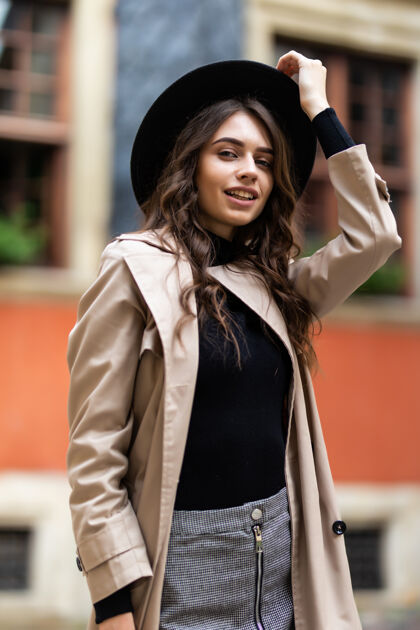 脸户外时尚写真魅力性感的年轻时尚女士穿着时髦的秋季服装和黑帽子在街上浪漫肖像连衣裙