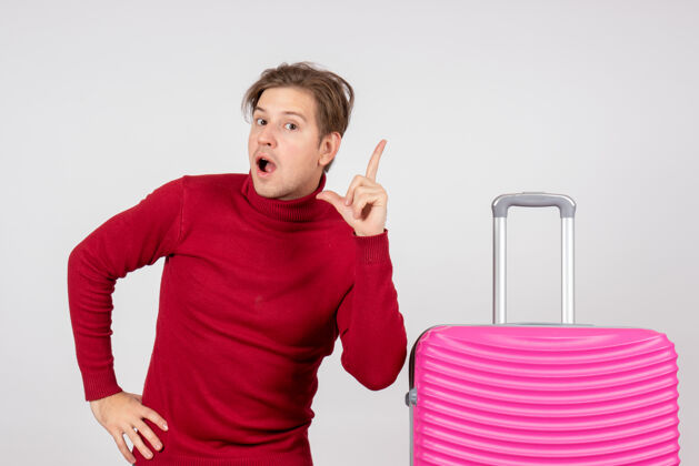 人正面图白色背景上带粉色包的年轻男性前面旅行假期