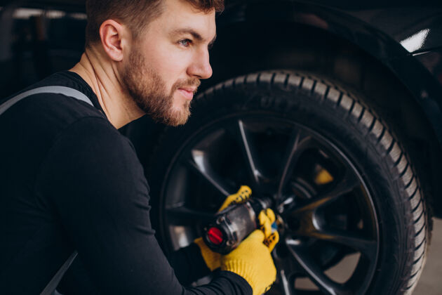 更换汽车修理工在车里换轮子设备人修理