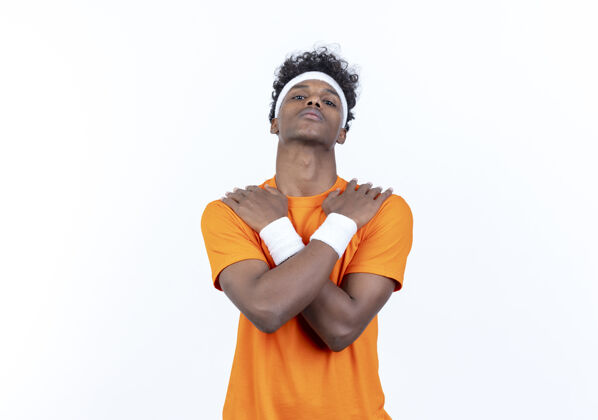 男人年轻的美国黑人运动男子戴头带和腕带把手放在肩膀上年轻手运动