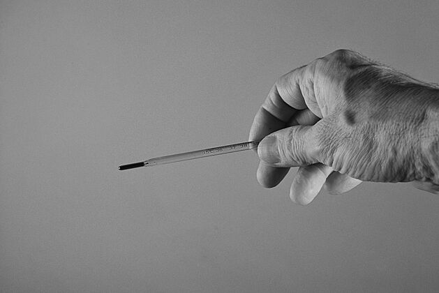 温度医生手中的温度计的灰度图 用于预防冠状病毒病毒传染病手