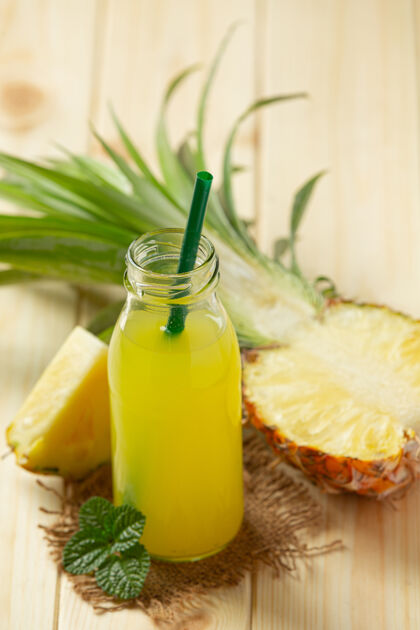 木材菠萝汁装在木桶上自然美味健康