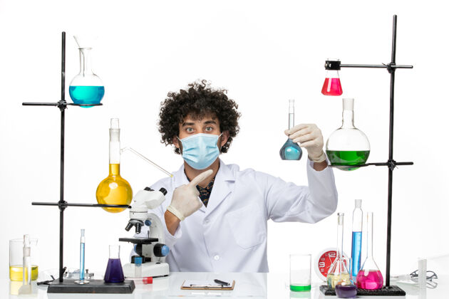 实验室前视图男性化学家穿着白色医疗服 在白色空间上戴着面罩实验室西装解决方案