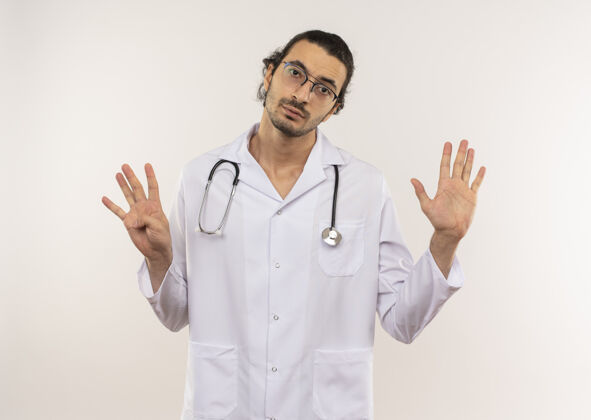 不同年轻的男医生戴着眼镜 穿着白色长袍 听诊器显示不同的数字听诊器眼镜男性