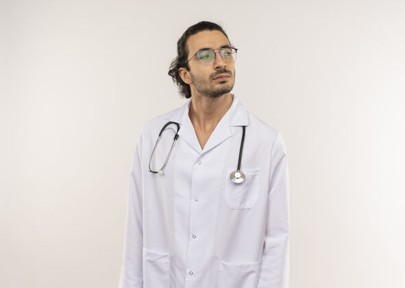 壁板看着身边年轻的男医生戴着眼镜穿着白袍带着听诊器光学男医生