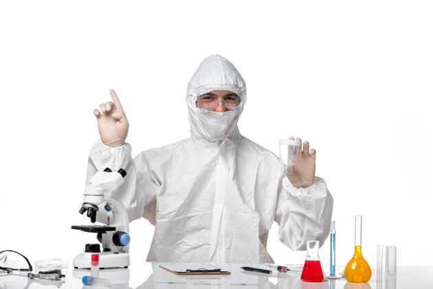 套装正面图穿着防护服的男医生拿着空瓶子站在空白处医疗诊所专业