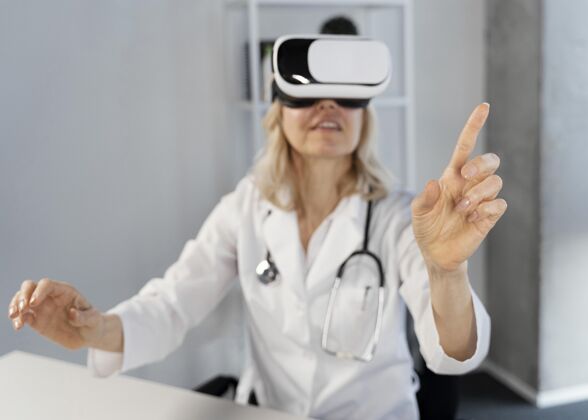 保健医生戴着虚拟现实护目镜医生实验室护理