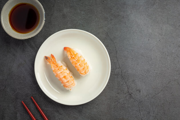卷传统的寿司在黑暗的表面海鲜米饭变化