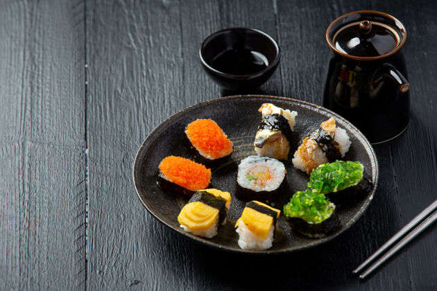 桌子传统的寿司在黑暗的表面美味横鱼