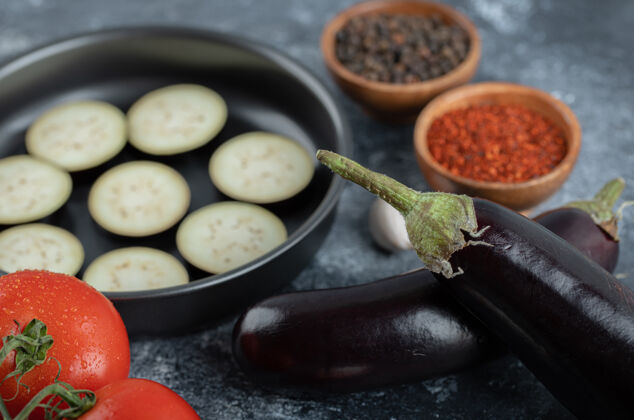 食物把生茄子切成片放在平底锅里 配上番茄和香料香料新鲜肉末