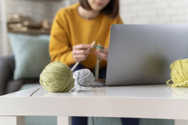 笔记本电脑特写在家里编织的女人活动在家线程