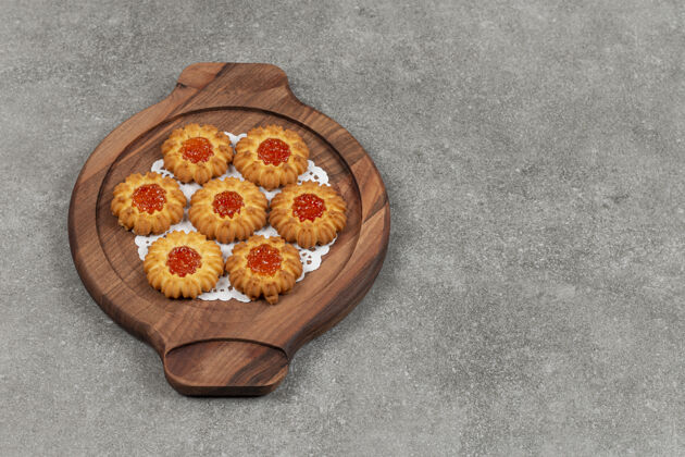美食花形饼干加果冻在木板上果冻美味饼干