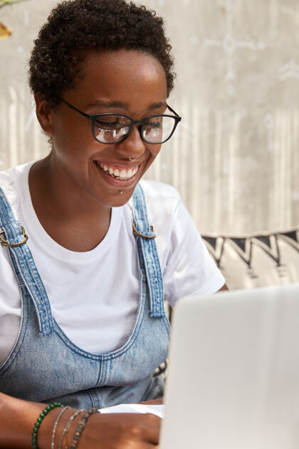 电脑快乐黑人女生准备大学考试 在咖啡店工作设备学生穿孔