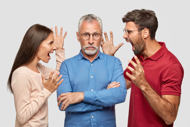 父母罪孽深重的白发胡须老人双臂交叉家庭愤怒男性