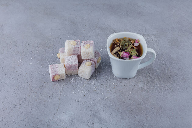Lokum一杯热茶和甜点 加上石头上的坚果东方喜悦糖果