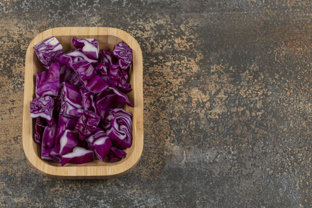 生的美味的红色卷心菜在碗里 在大理石表面新鲜营养有机