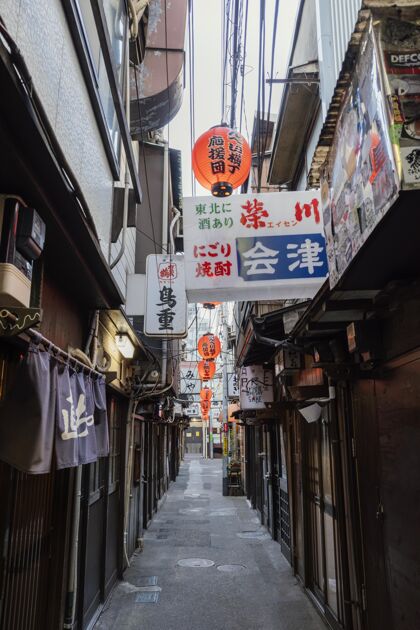 建筑狭窄的日本街有标志白天日本路面