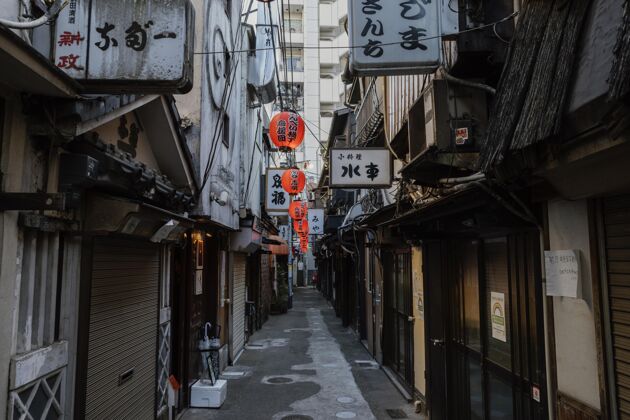 白天白天有灯笼的狭窄日本街空街透视图建筑