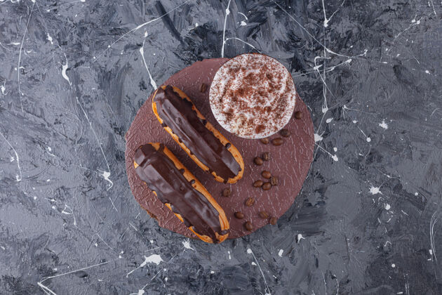 美食美味甜美的巧克力蛋糕和一杯咖啡放在木片上食物泡芙面包房