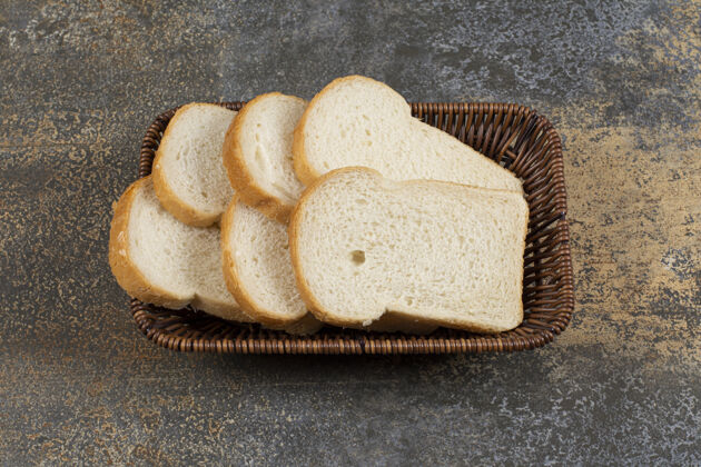 小麦新鲜的切片面包放在木篮里烘焙自然美味