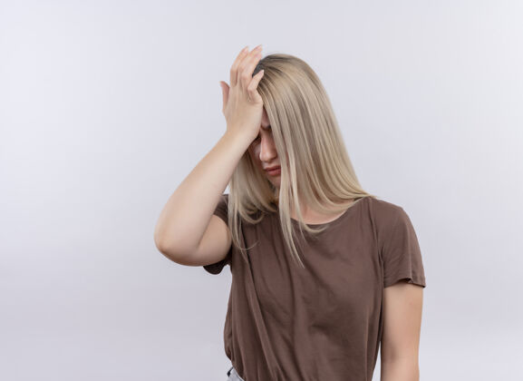 手紧张的年轻金发女孩把手放在头上孤立的白色墙壁与复制空间女人头金发
