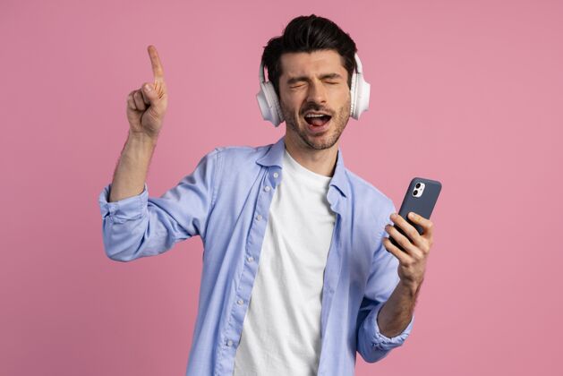 音乐前视图的人享受着他的耳机从智能手机音乐中景人表情