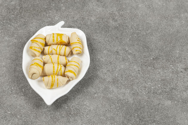 自制美味的自制饼干放在叶子形状的盘子里饼干黄油饼干