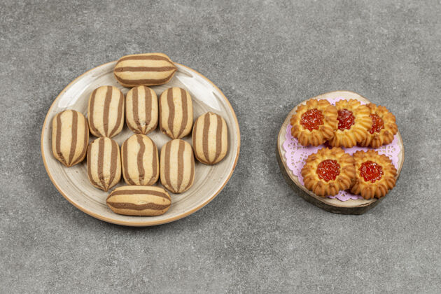 混合一盘巧克力条纹饼干和果冻饼干放在大理石表面甜点饼干美味