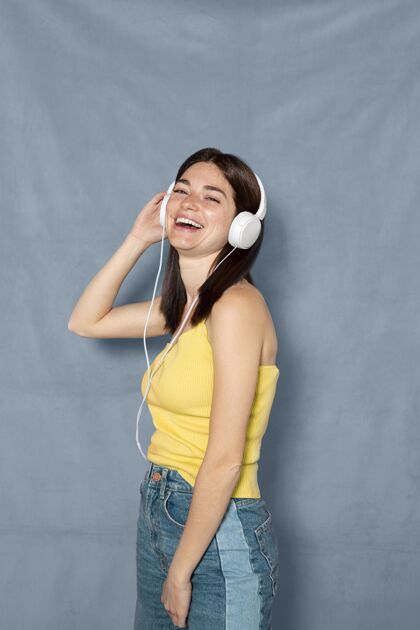 表情玩耳机的女人垂直快乐年轻