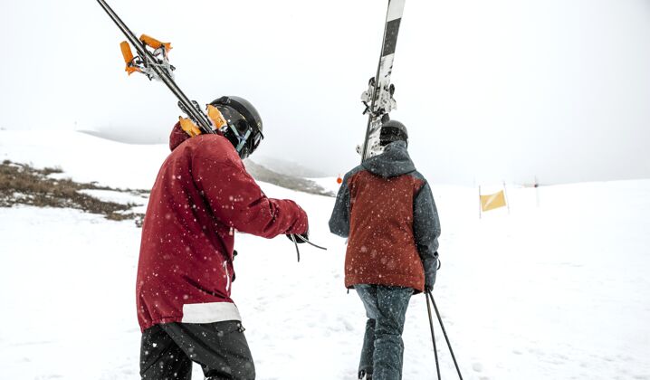 滑雪带滑雪设备的中枪人户外温暖的衣服水平