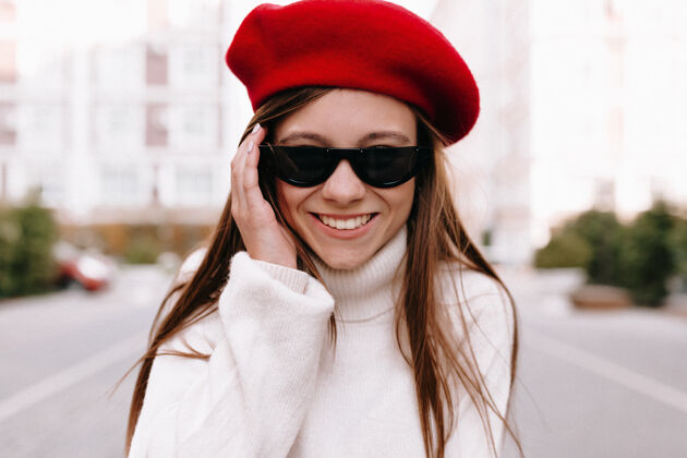 红色戴红色贝雷帽的女人在街上摆姿势内容街头可爱