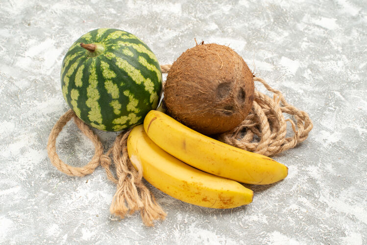 西瓜正面是成熟的水果西瓜椰子和香蕉观赏农产品秋季