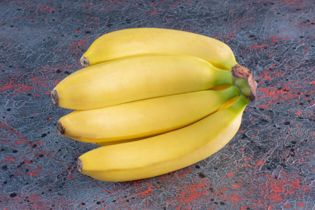 水果一串香蕉孤立在五颜六色的表面抗氧化配料新鲜