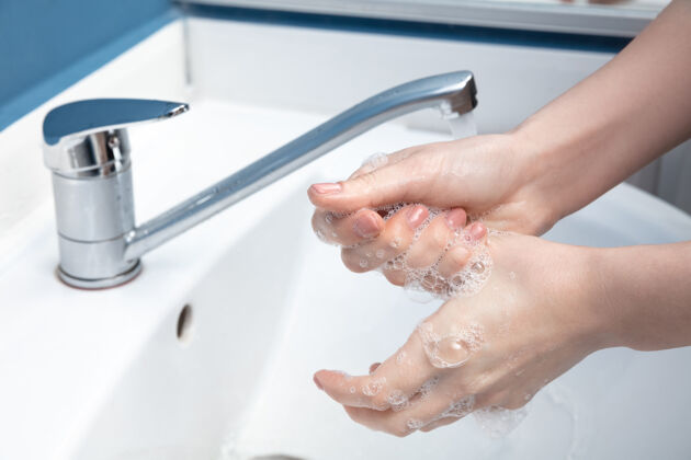 泡沫女士在浴室内仔细洗手近距离防止感染护理皮肤泡沫