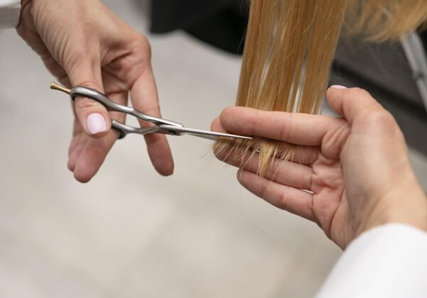 专业理发师为客户设计发型美发护理风格
