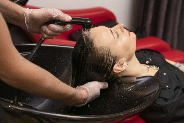 发型师理发师给女人洗头风格美发发型师