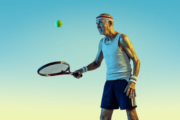 运动员穿运动服的老人在斜坡上打网球欢呼表情比赛