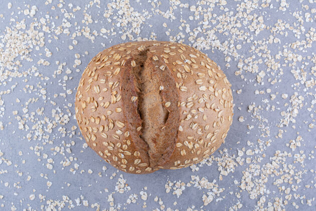 面包一条面包在大理石表面散落着一团雪花外套烘焙食品酵母