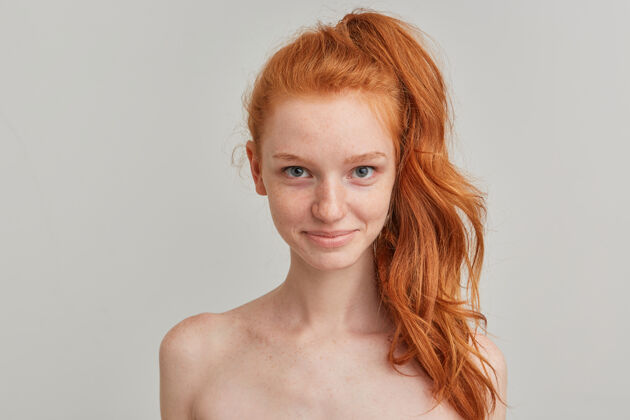 红发漂亮的女人 漂亮的红发女孩 马尾和雀斑姜单独完美