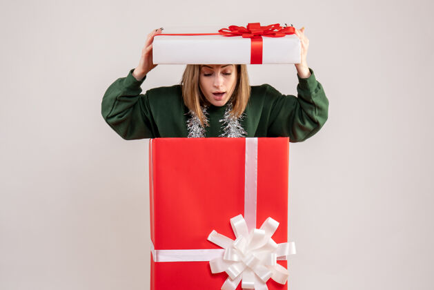 里面年轻的女性躲在白色的礼物盒里盒子礼物购物