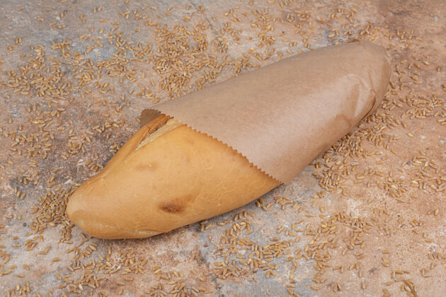 大麦小麦面包和大麦在大理石表面美味新鲜面包房