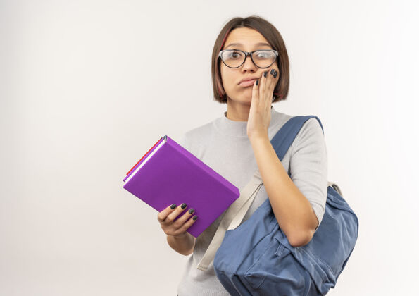 女孩焦急的年轻女学生戴着眼镜 背着书包 手放在脸颊上 隔离在白色的空白处学生手年轻